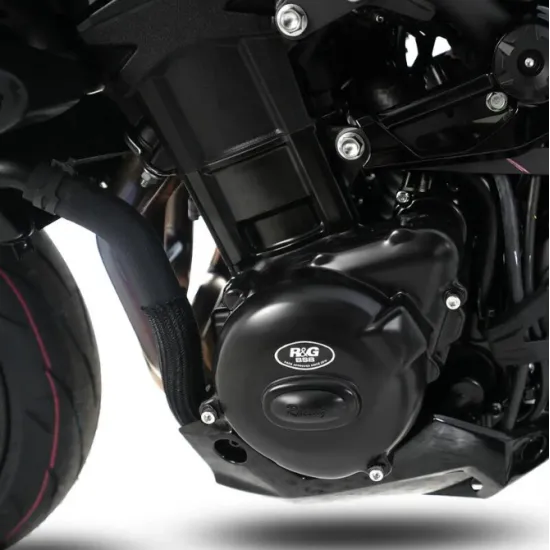 Черен матов протектор R&G Racing на ляв картер на Kawasaki Z900, монтиран върху двигателя с видимо лого и плътно прилепване