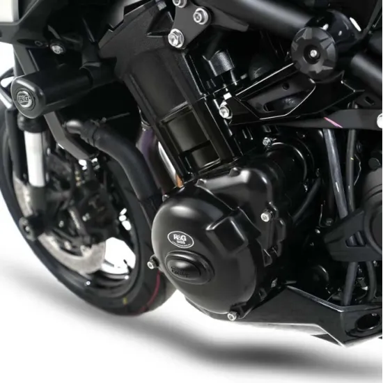 Черен матов протектор R&G Racing на ляв картер на Kawasaki Z900, монтиран върху двигателя с видимо лого и плътно прилепване