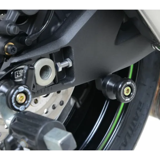 Черни алуминиеви адаптери за стойка R&G Racing, монтирани на зелена рамка на Kawasaki ZX-10R с видимо лого R&G и крепежни болтове