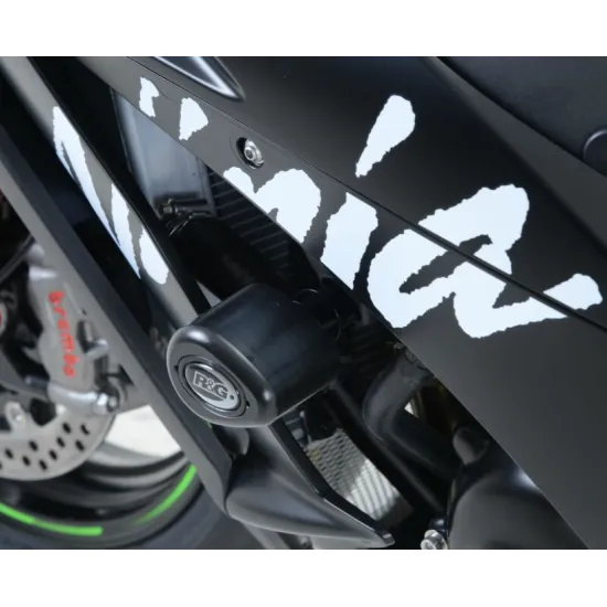 Черни краш тапи R&G Racing монтирани на Kawasaki ZX-10R с видимо R&G лого и аеродинамична форма