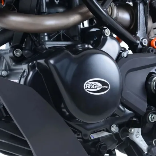 Черни протектори R&G Racing монтирани на двигател на KTM Duke 125, покриващи съединителя с бяло овално лого на марката