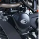 Черни протектори R&G Racing монтирани на двигател на KTM Duke 125, покриващи съединителя с бяло овално лого на марката
