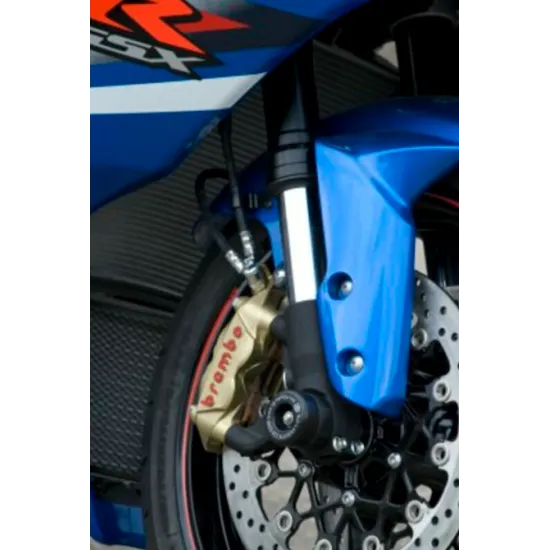 Черни краш тапи R&G Racing монтирани на синя Suzuki GSX-R 1000, видими над спирачния апарат и перфорираният диск