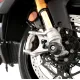 Черни краш тапи R&G RACING с конусна форма монтирани на сребриста предна вилка с дискови спирачки Brembo, показващи централния болт с R&G лого и сребристата дистанционна втулка