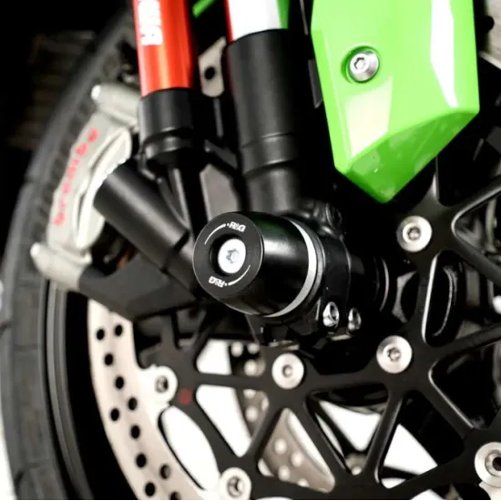 Черни конусовидни краш тапи R&G Racing монтирани на оста на Kawasaki ZX-10R със зелени елементи на мотора и спирачен диск