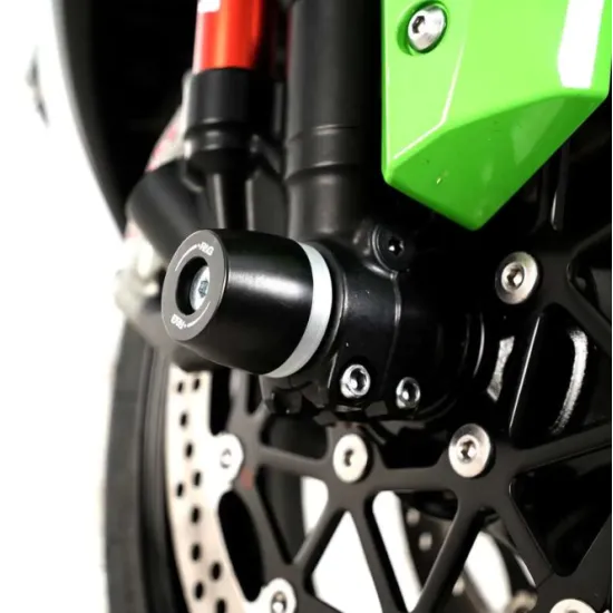 Черни конусовидни краш тапи R&G Racing монтирани на оста на Kawasaki ZX-10R със зелени елементи на мотора и спирачен диск