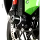 Черни конусовидни краш тапи R&G Racing монтирани на оста на Kawasaki ZX-10R със зелени елементи на мотора и спирачен диск