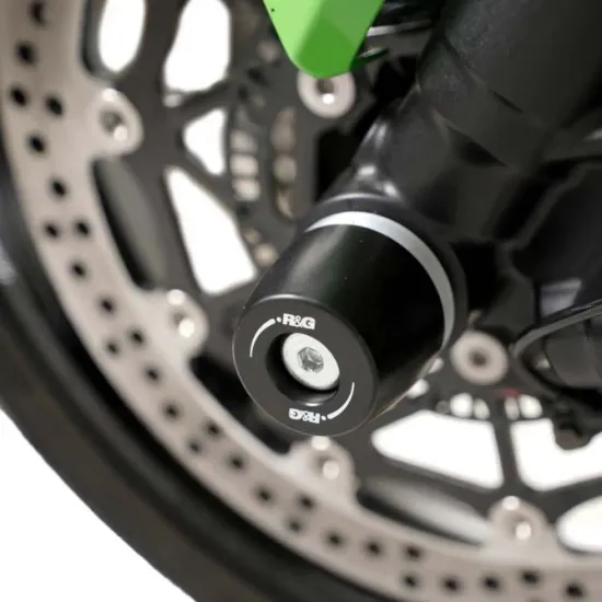 Черни конусовидни краш тапи R&G Racing монтирани на оста на Kawasaki ZX-10R със зелени елементи на мотора и спирачен диск