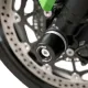 Черни конусовидни краш тапи R&G Racing монтирани на оста на Kawasaki ZX-10R със зелени елементи на мотора и спирачен диск