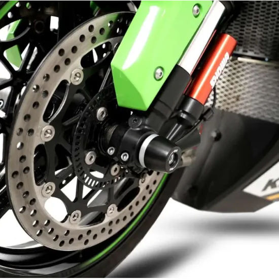Черни конусовидни краш тапи R&G Racing монтирани на оста на Kawasaki ZX-10R със зелени елементи на мотора и спирачен диск