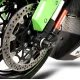 Черни конусовидни краш тапи R&G Racing монтирани на оста на Kawasaki ZX-10R със зелени елементи на мотора и спирачен диск