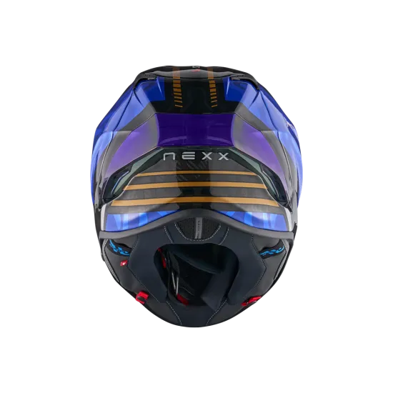 Спортна каска NEXX X.R3R в син цвят с карбонови панели, оранжеви акценти, иридиев син визьор и аеродинамичен дизайн, показана от профил