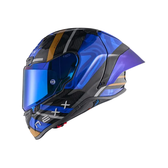 Спортна каска NEXX X.R3R в син цвят с карбонови панели, оранжеви акценти, иридиев син визьор и аеродинамичен дизайн, показана от профил