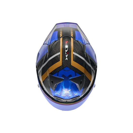 Спортна каска NEXX X.R3R в син цвят с карбонови панели, оранжеви акценти, иридиев син визьор и аеродинамичен дизайн, показана от профил