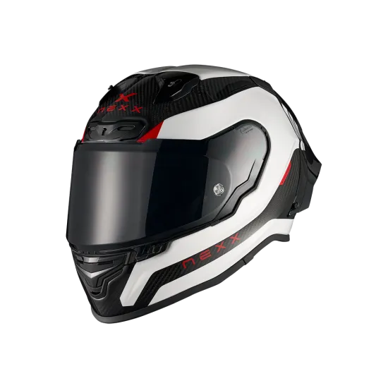 Бяла спортна каска NEXX X.R3R с карбонови панели, червени и сини акценти, аеродинамичен спойлер и множество вентилационни отвори