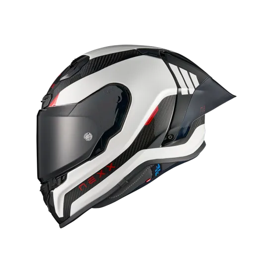 Бяла спортна каска NEXX X.R3R с карбонови панели, червени и сини акценти, аеродинамичен спойлер и множество вентилационни отвори