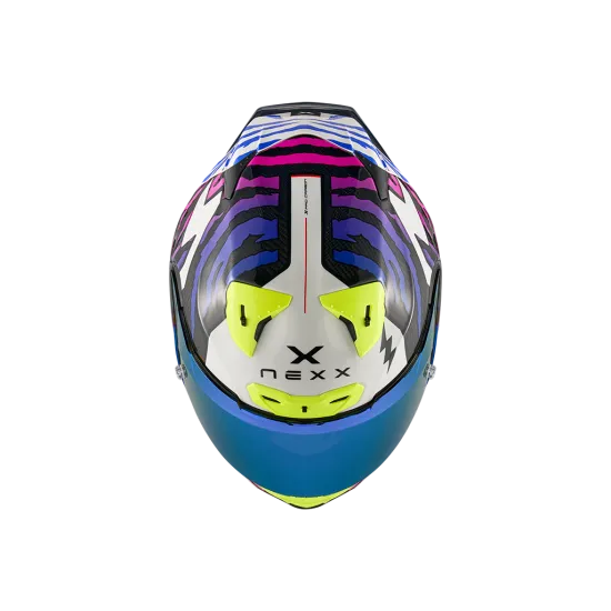 Спортна каска NEXX X.R3R с ярък дизайн в лилаво, синьо и розово, син иридиев визьор и геометрични графики