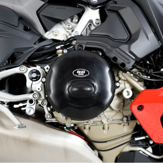 Черен протектор R&G Racing за десен двигателен капак, монтиран на червена Ducati Panigale V4, снимка отстрани
