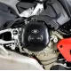 Черен протектор R&G Racing за десен двигателен капак, монтиран на червена Ducati Panigale V4, снимка отстрани