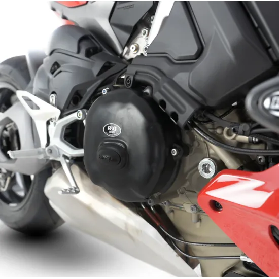 Черен протектор R&G Racing за десен двигателен капак, монтиран на червена Ducati Panigale V4, снимка отстрани
