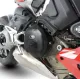 Черен протектор R&G Racing за десен двигателен капак, монтиран на червена Ducati Panigale V4, снимка отстрани