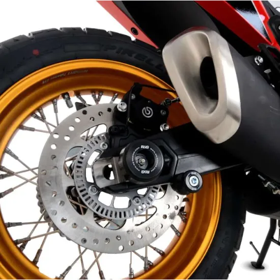 Черни краш тапи R&G Racing монтирани на оста на задното колело на MotoMorini 650 XCAPE със златиста джанта и Brembo спирачен