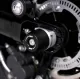 Черни краш тапи R&G Racing монтирани на задната ос на суингарм Triumph, с HDPE ролка и централен болт от неръждаема стомана