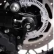 Черни краш тапи R&G Racing монтирани на задната ос на суингарм Triumph, с HDPE ролка и централен болт от неръждаема стомана