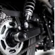 Черни краш тапи R&G Racing монтирани на задната ос на суингарм Triumph, с HDPE ролка и централен болт от неръждаема стомана