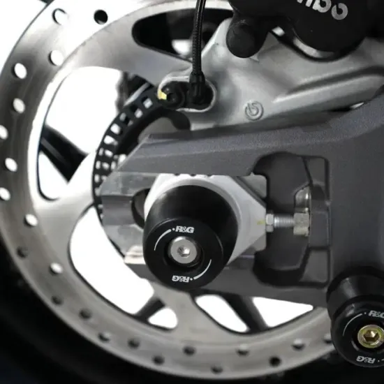 Черни краш тапи R&G Racing на задната ост на Ducati Multistrada V2 с Brembo спирачен апарат и зъбно колело