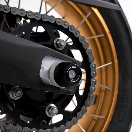 Черни краш тапи R&G Racing с алуминиево тяло и HDPE капачка, монтирани на оста на задното колело на Voge DSX 900 до