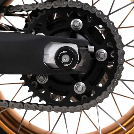 Черни краш тапи R&G Racing с алуминиево тяло и HDPE капачка, монтирани на оста на задното колело на Voge DSX 900 до