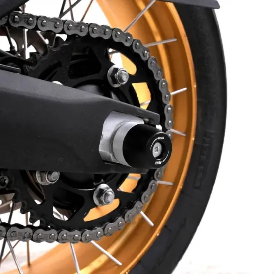 Черни краш тапи R&G Racing с алуминиево тяло и HDPE капачка, монтирани на оста на задното колело на Voge DSX 900 до
