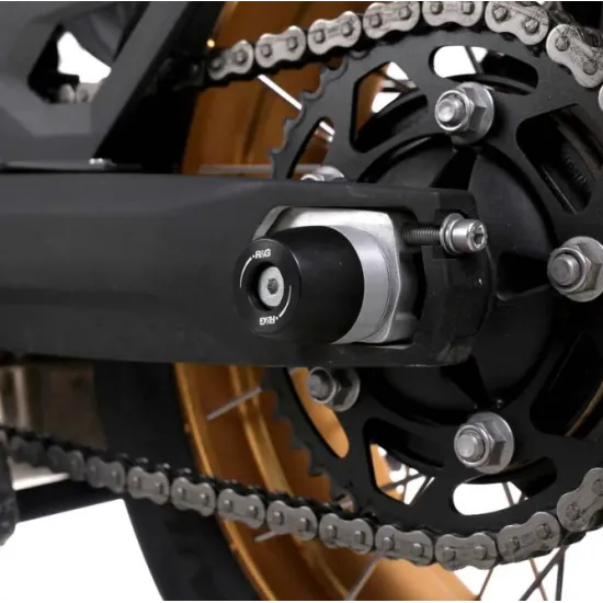 Черни краш тапи R&G Racing с алуминиево тяло и HDPE капачка, монтирани на оста на задното колело на Voge DSX 900 до