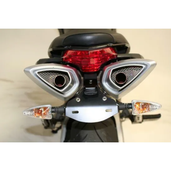 Задна част на Aprilia Shiver 750 с двойни издухватели, червен стоп и оригинални кехлибарени мигачи - монтирана стойка за