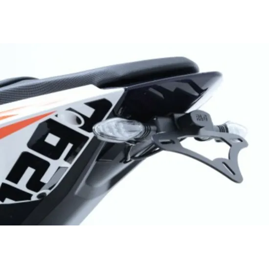 Черна метална стойка за номер R&G Racing с LED осветление, монтирана на бяло-оранжева KTM 1290 Super Duke R