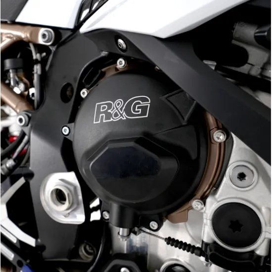 Черен алуминиев протектор за съединител R&G Racing PRO с бронзов ринг и лазерно гравирано лого, монтиран на BMW S1000RR