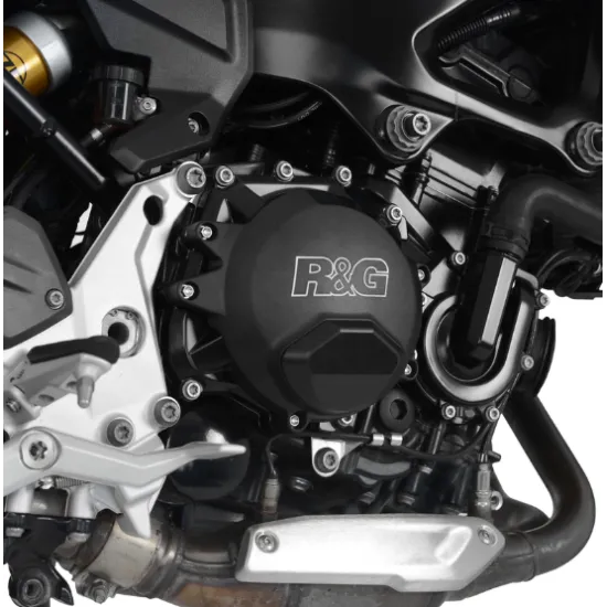Черен алуминиев протектор R&G Racing PRO за съединител на BMW F900R с лазерно гравирано лого и текстурирана повърхност,