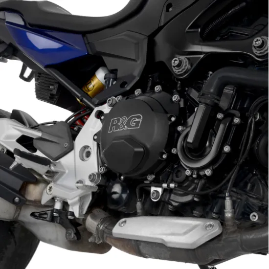 Черен алуминиев протектор R&G Racing PRO за съединител на BMW F900R с лазерно гравирано лого и текстурирана повърхност,