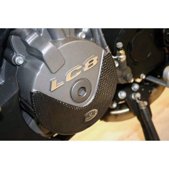 Карбонов протектор R&G на сив двигател KTM LC8 Superduke 990 с видима плетена карбонова текстура и лого