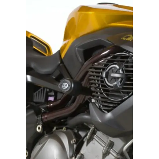 Черни краш тапи R&G Racing Aero монтирани на двигателния блок на Benelli TNT 1130 с видимо лого и решетка на охладителя