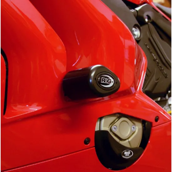Черни краш тапи R&G Racing Aero монтирани на червена Ducati Panigale V4, с видимо лого и двигателен капак
