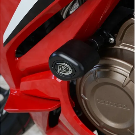 Черна краш тапа R&G Aero монтирана на рамата на червена Honda CBR500R до златист двигателен капак Honda