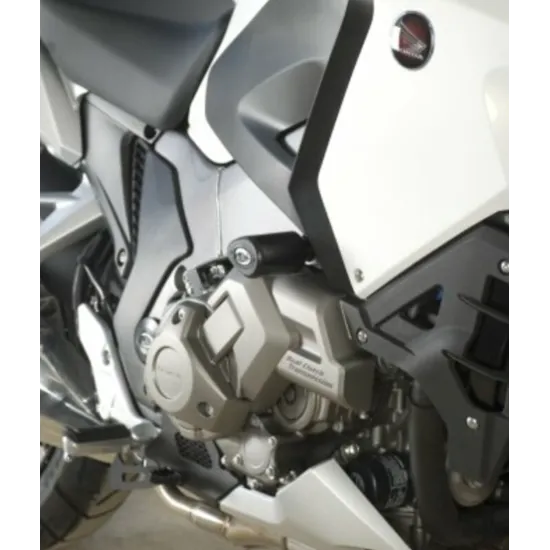 Черни краш тапи R&G Racing Aero монтирани на Honda Crosstourer, позиционирани пред обтекателя над двигателен картер с надпис