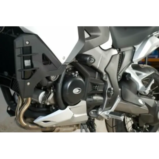 Черни краш тапи R&G Racing Aero монтирани на Honda Crosstourer, позиционирани пред обтекателя над двигателен картер с надпис