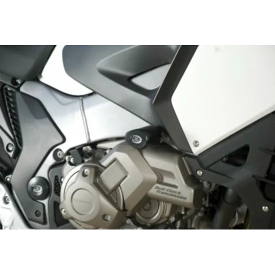Черни краш тапи R&G Racing Aero монтирани на Honda Crosstourer, позиционирани пред обтекателя над двигателен картер с надпис