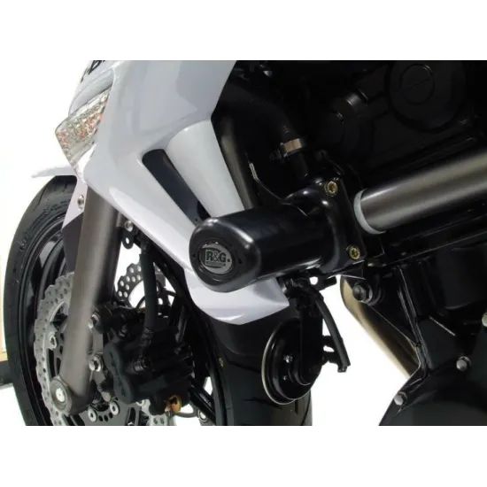 Черна краш тапа R&G Aero, монтирана на рамата на бял Kawasaki ER-6 N, с видимо лого R&G и спирачен диск на преден план