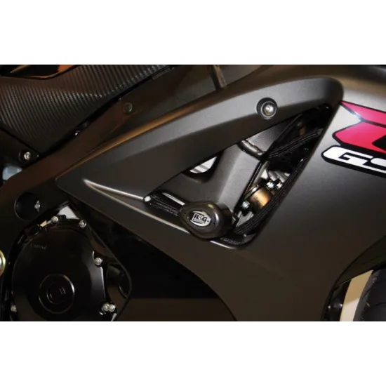 Черна краш тапа R&G Racing Aero, монтирана на рамата на Suzuki GSX-R1000 между обтекател и двигател