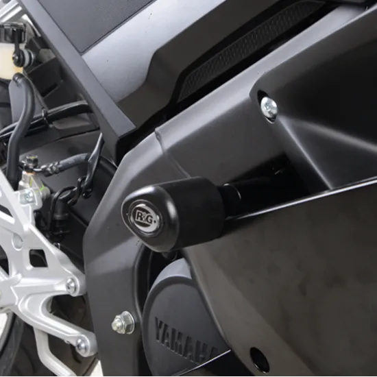 Черни краш тапи R&G Racing Aero с форма на сълза, монтирани на рамата на Yamaha YZF-R125, видимо лого R&G върху капачката