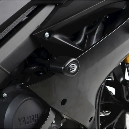 Черни краш тапи R&G Racing Aero с форма на сълза, монтирани на рамата на Yamaha YZF-R125, видимо лого R&G върху капачката